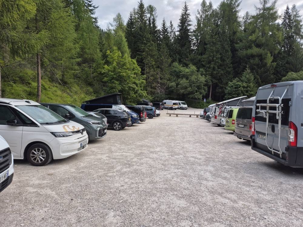 Ranní pohled na parkoviště