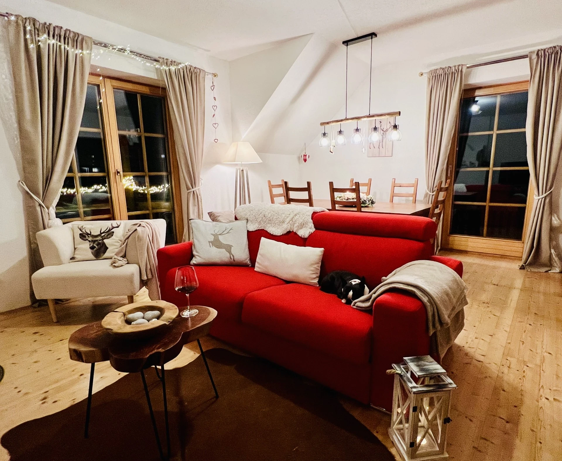 Apartmán Alpenliebe – obývací pokoj s krbem